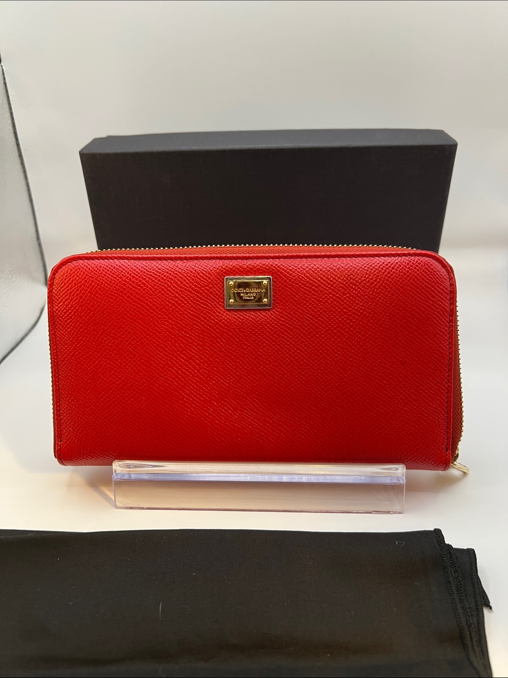 Dolce & Gabbana Red Saffiano Zip-Around Wallet with Gold Plaque - Picture 4 of 13